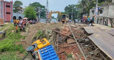 গোপালগঞ্জে ভাঙা বেইলি ব্রিজ মেরামত হয়নি আজও, চরম ভোগান্তি
