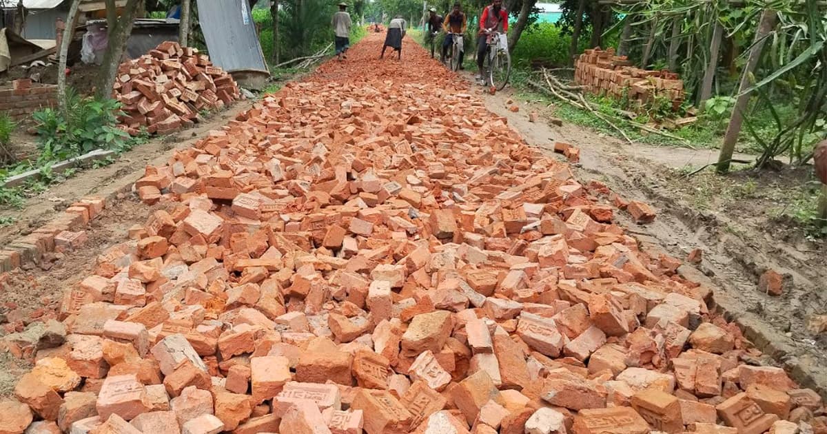মহেশপুরে নিম্নমানের ইটের খোয়া দিয়ে রাস্তা নির্মাণের অভিযোগ