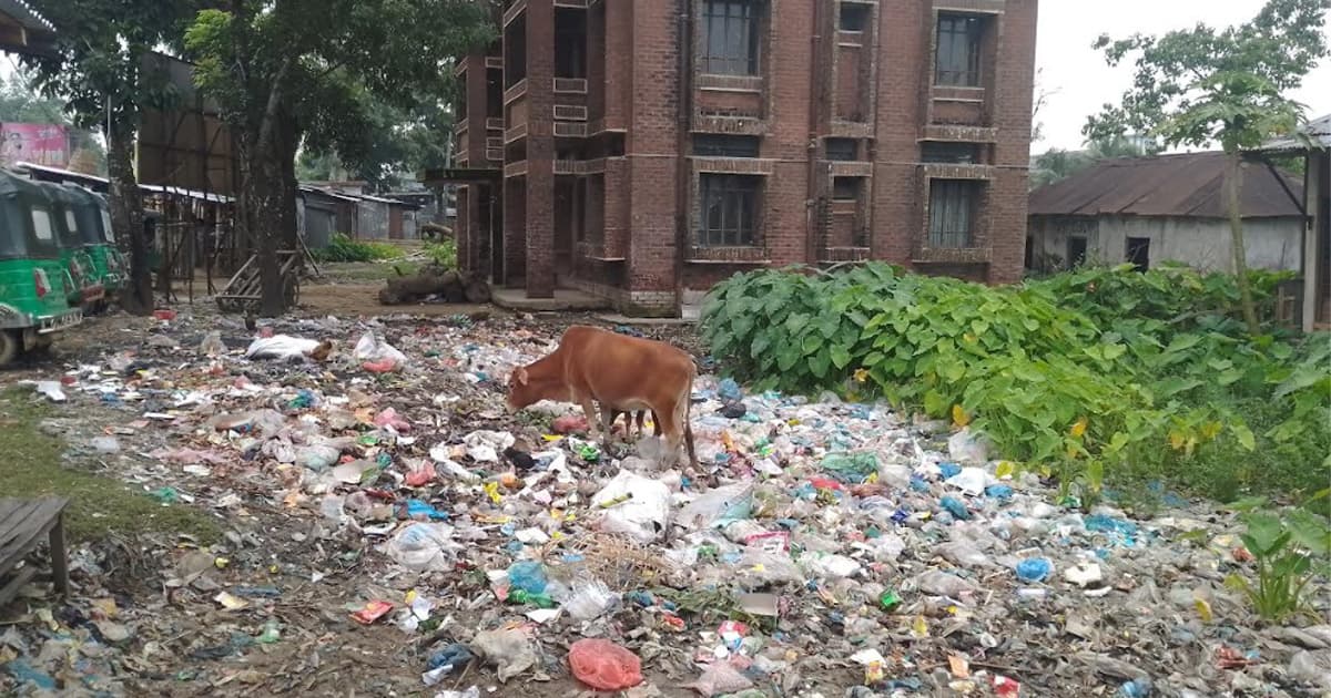 কুলাউড়ার স্বাস্থ্যকেন্দ্রের পাশে ময়লার ভাগাড়, বাড়ছে স্বাস্থ্যঝুঁকি