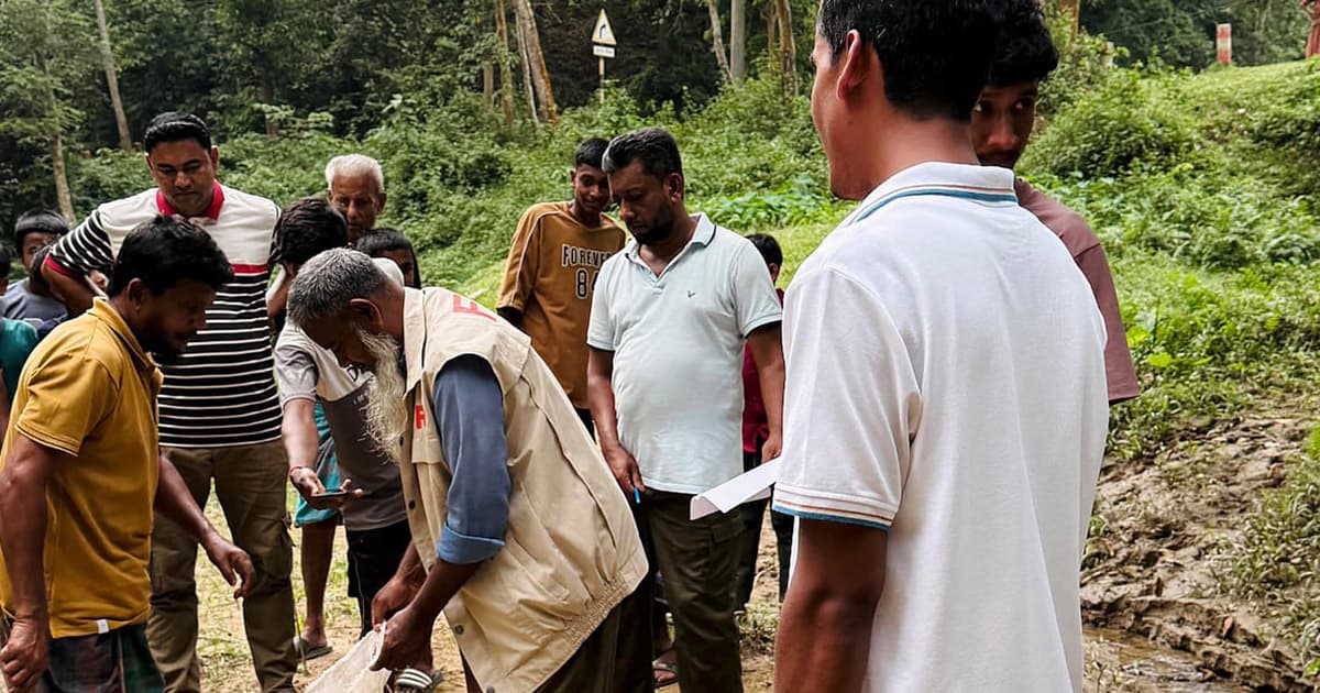 বন বিভাগের তৎপরতায় রক্ষা পেল অজগর