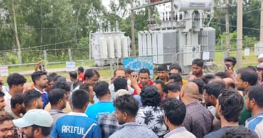 লোডশেডিংয়ে অতিষ্ঠ বিক্ষুব্ধ জনতার বিদ্যুৎ কেন্দ্র ঘেরাও