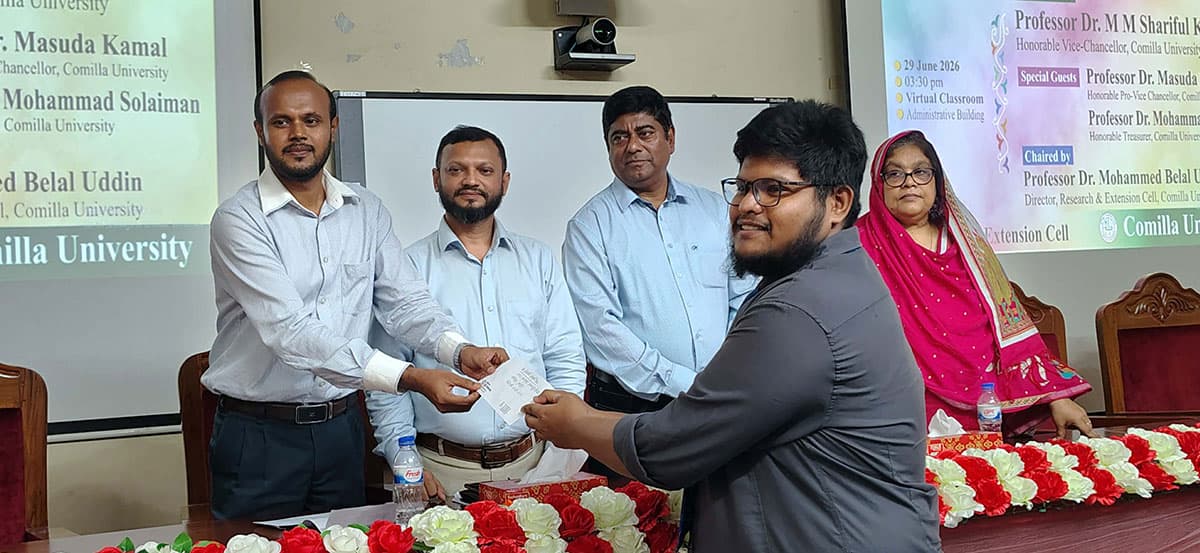 কুবিতে শিক্ষার্থীদের স্কলারশিপ প্রদান