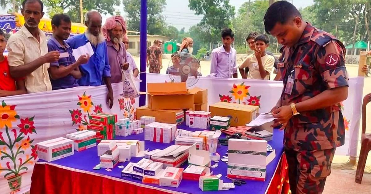 রাজশাহীর গোদাগাড়ীর দুর্গম চরে বিজিবির ফ্রি মেডিকেল ক্যাম্প