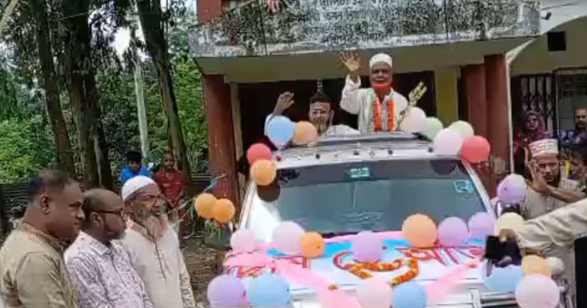 ফুলসজ্জিত জিপগাড়িতে বাড়ি ফিরলেন অবসরপ্রাপ্ত শিক্ষক