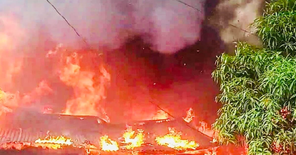 যশোরে কাঠপট্টিতে ৩৫ দোকান পুড়ে ছাই