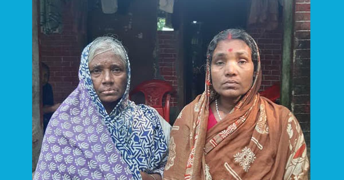 হুইসেল বাজিয়ে লুটপাটের পর বাড়িগুলোতে ধরিয়ে দেয় আগুন