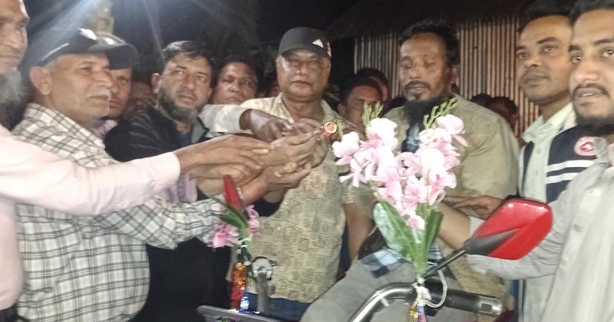 চুরি হওয়া পুরাতন ভ্যানের বদলে নতুন ভ্যান পেলেন জামাল