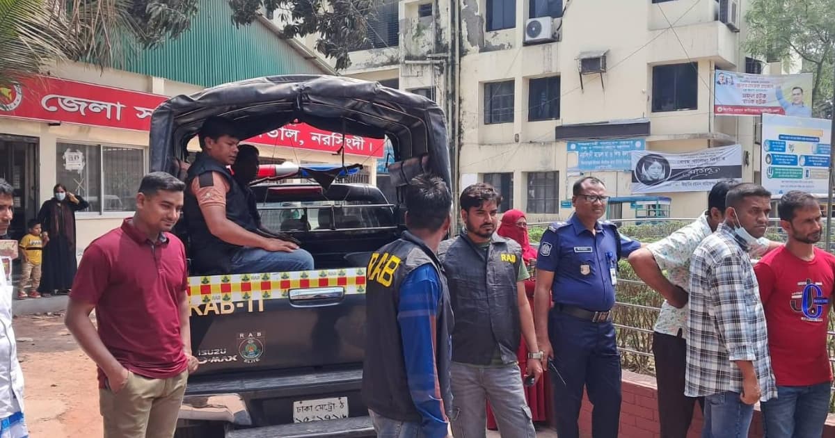 স্বাস্থ্যমন্ত্রীর নির্দেশনায় নরসিংদীর হাসপাতালে ১৩ দালাল আটক