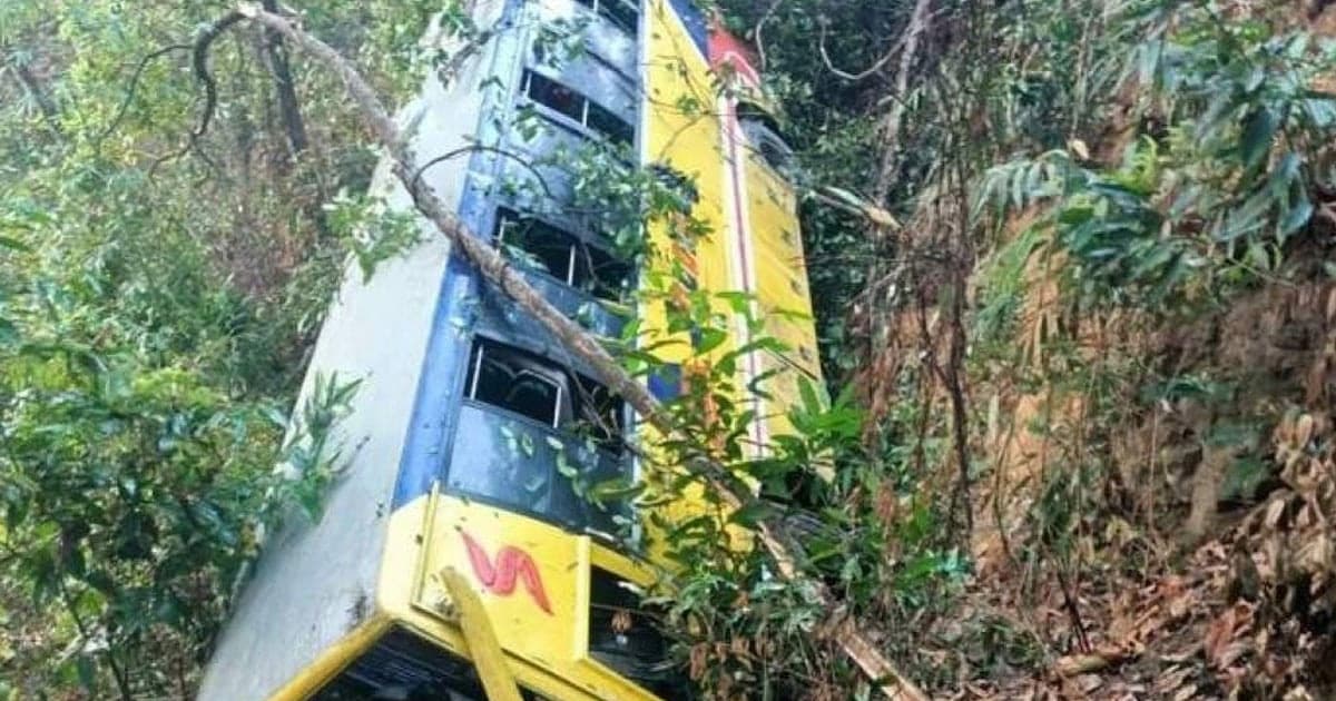 বান্দরবানে পর্যটকবাহী বাস খাদে,  আহত ২০
