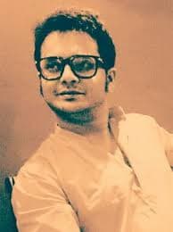 তিনি বিজয়গড় থিয়েটার দলের মঞ্চস্থ রাজদর্শন নাটকের মাধ্যমে অভিনয়ে যাত্রা শুরু করেন।