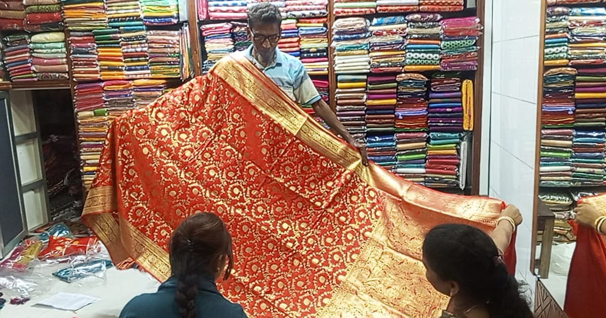 শাড়িতে মজেছে নারী, যশোরে ঈদের বাজারে রঙিন ব্যস্ততা