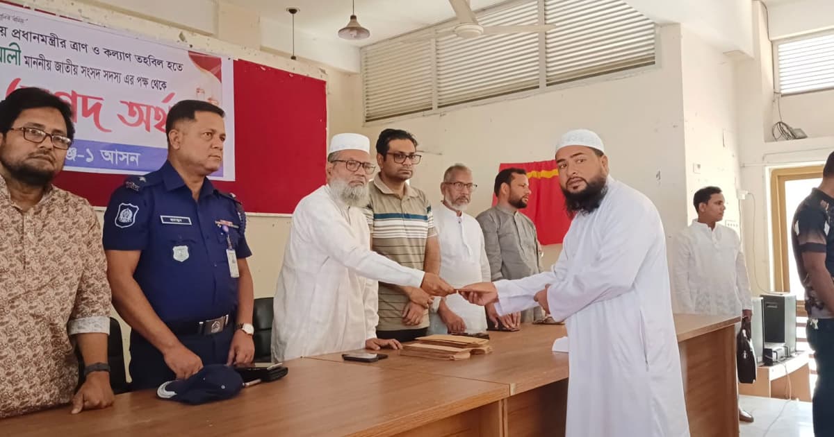 শিবগঞ্জে অসহায় মানুষের মাঝে প্রধানমন্ত্রীর ঈদ উপহার বিতরণ