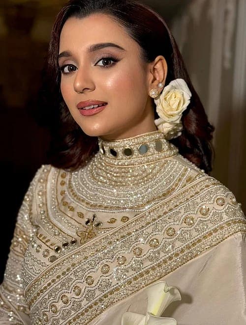গলার কাছে কলারধাঁচের নকশাটি ভারী গয়নার প্রয়োজন কমিয়ে দিয়ে এনে দিয়েছে সংযত অথচ রাজসিক এক ভারসাম্য।