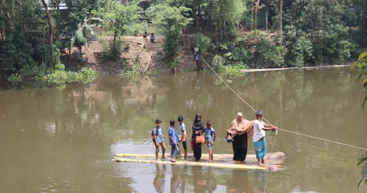গফরগাঁওয়ে সাঁকো ভেঙে নদী পারাপারে চরম ঝুঁকি