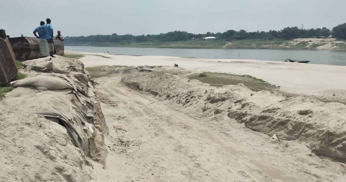 কুষ্টিয়ায় নদীভাঙন এলাকায় বালুমহল ইজারা, প্রশ্নের মুখে প্রশাসন