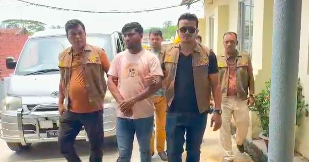 “কাভার্ডভ্যান থেকে কাপড় উধাও হাতিয়ায় উদ্ধার স্বেচ্ছাসেবক দল নেতা গ্রেপ্তার