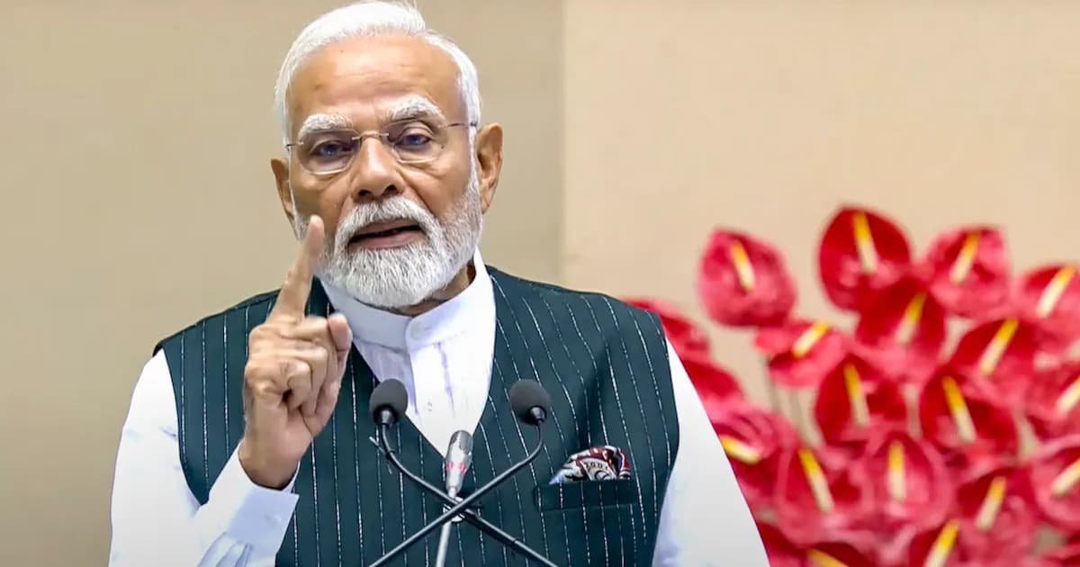 জ্বালানি সাশ্রয়ে নিজের গাড়িবহর অর্ধেক করার নির্দেশ মোদির