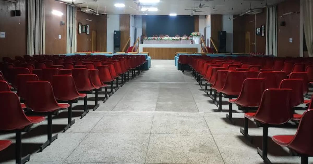 অডিটোরিয়াম ব্যবহারে ফি, নোবিপ্রবিতে শিক্ষার্থীদের সমালোচনা