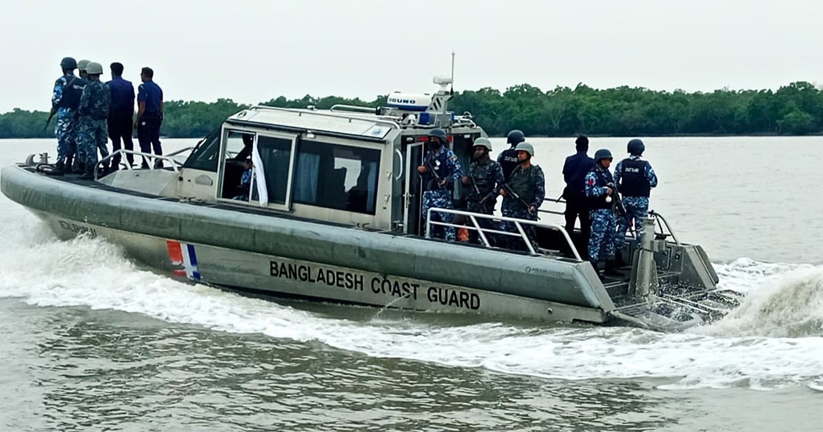 কোস্টগার্ডের অভিযানে ২১ জেলে ও অস্ত্র উদ্ধার