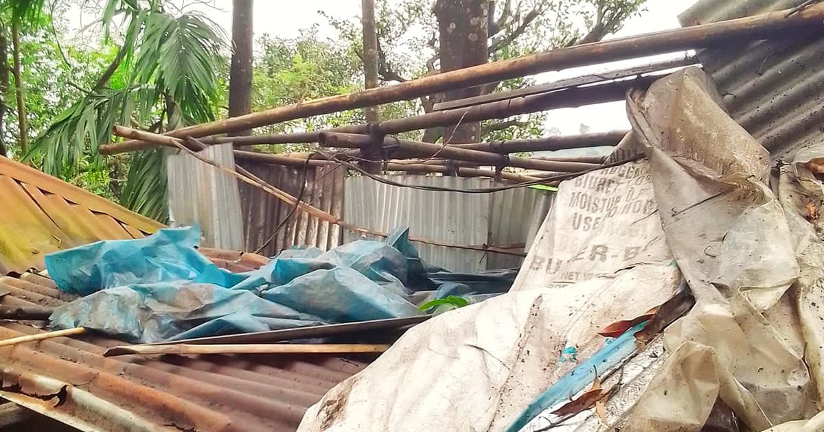 ঝড়ের তাণ্ডবে লণ্ডভণ্ড খানসামা