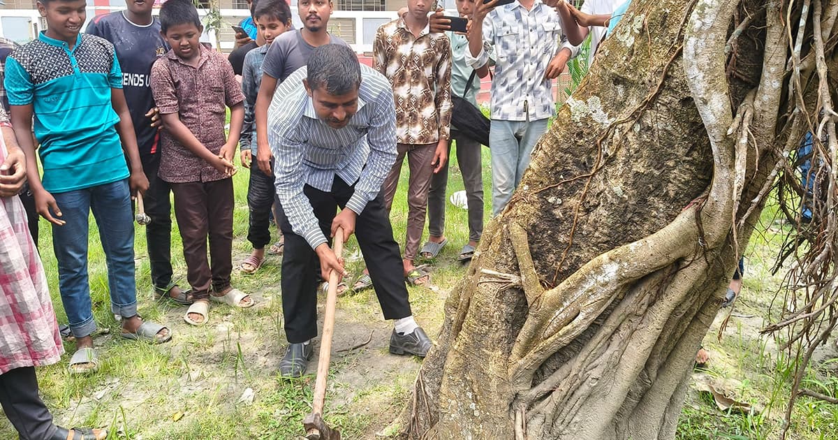 শিক্ষার্থীদের দাবির মুখে বিদ্যালয় মাঠ উন্মুক্ত