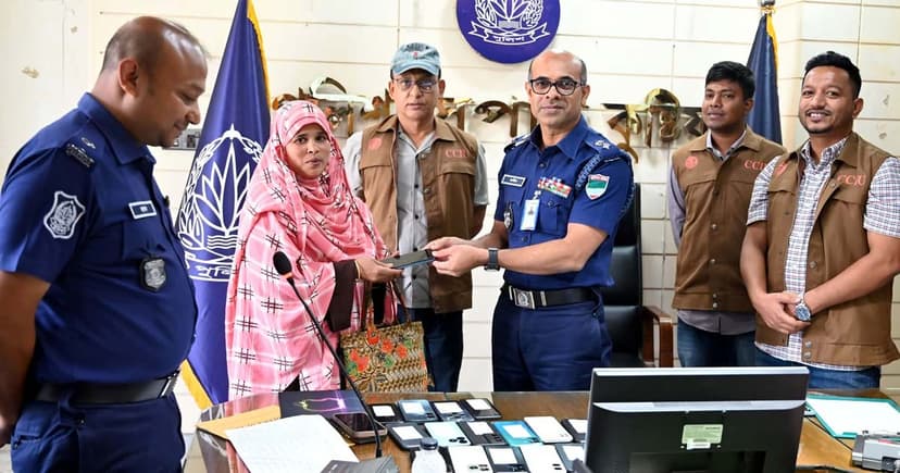 কুষ্টিয়ায় উদ্ধারকৃত মোবাইল ফিরিয়ে দিল পুলিশ