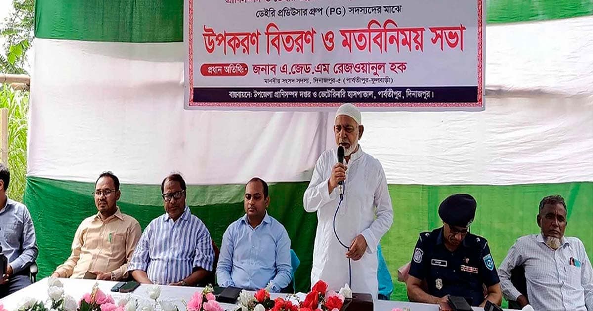 পার্বতীপুরে খামারিদের মাঝে উপকরণ বিতরণ