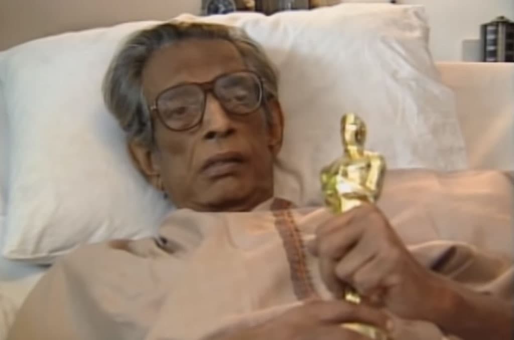 বর্ণময় কর্মজীবনে তিনি একাডেমি সম্মানসূচক পুরস্কার (অস্কার), ৩২টি জাতীয় চলচ্চিত্র পুরস্কার, ১টি গোল্ডেন লায়ন, ২টি রৌপ্য ভল্লুক, দাদাসাহেব ফালকে পুরস্কার, ভারত রত্ন এবং পদ্মভূষণসহ সকল মর্যাদাপূর্ণ পুরস্কার লাভ করেছেন।