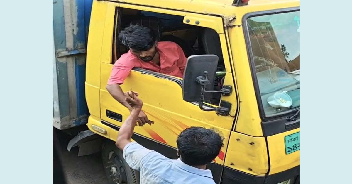 বাউফলের বগা ফেরিঘাটে পশুবাহী ট্রাকে চাঁদাবাজি