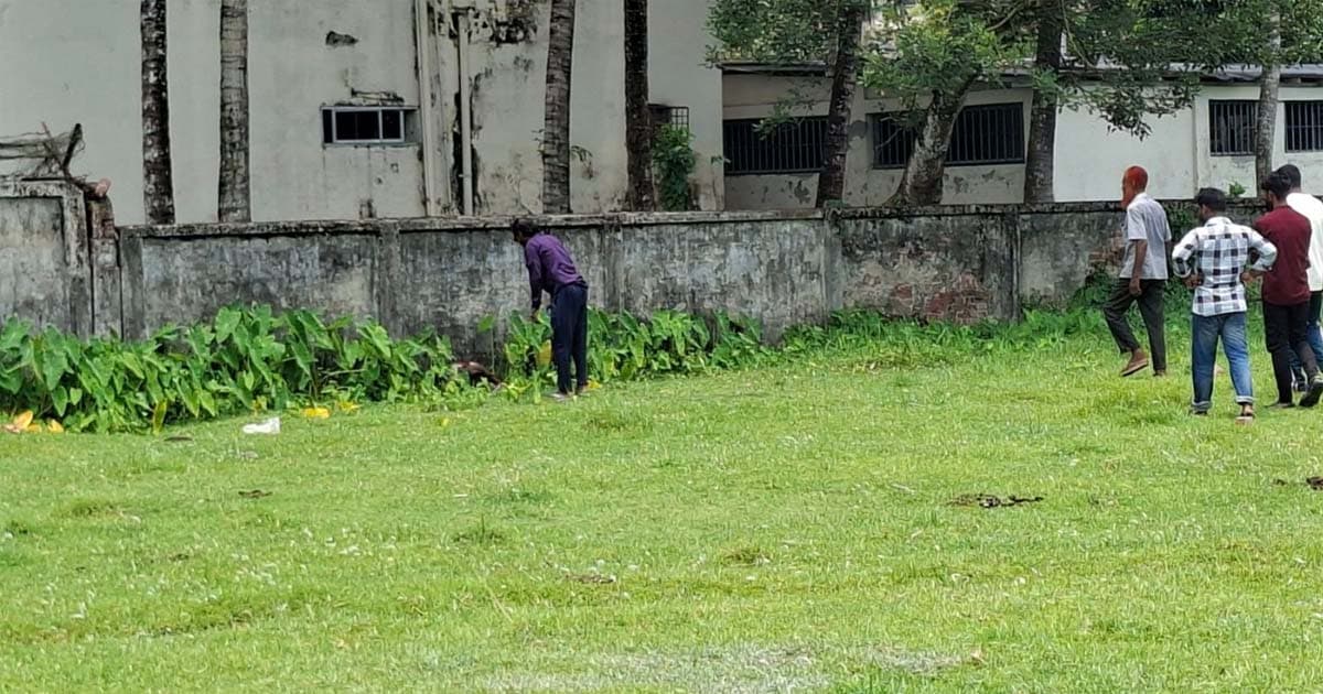 বরগুনায় আদালতের সামনে থেকে নারীর অর্ধগলিত লাশ উদ্ধার