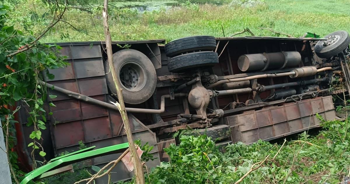 গোপালগঞ্জে বাস-মাইক্রোবাস-প্রাইভেটকারের ত্রিমুখী সংঘর্ষে নিহত ১