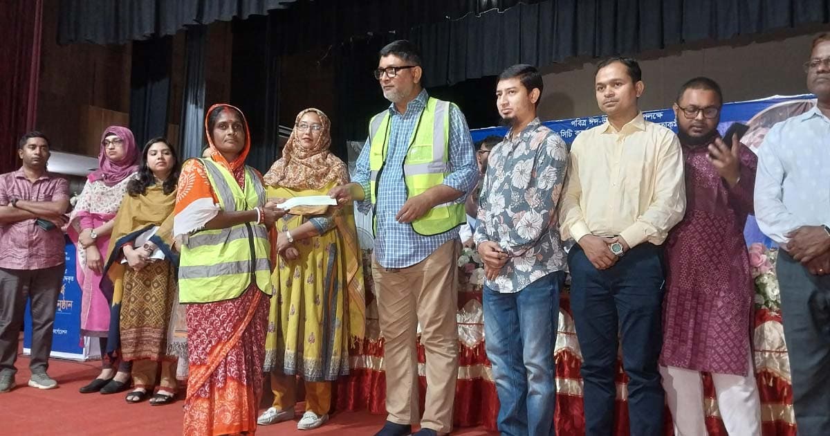 মসিকের পরিচ্ছন্নতাকর্মীদের নগদ অর্থ ও ঈদ উপহার বিতরণ