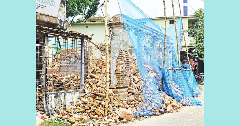 ভাঙা হচ্ছে রাজবাড়ির ঐতিহাসিক ভবন