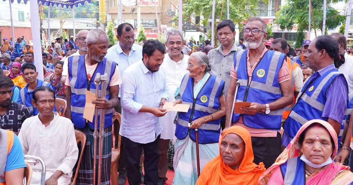 প্রধানমন্ত্রীর ঈদ উপহার পেলেন রাসিকের ১২৩৭ জন পরিচ্ছন্নতাকর্মী