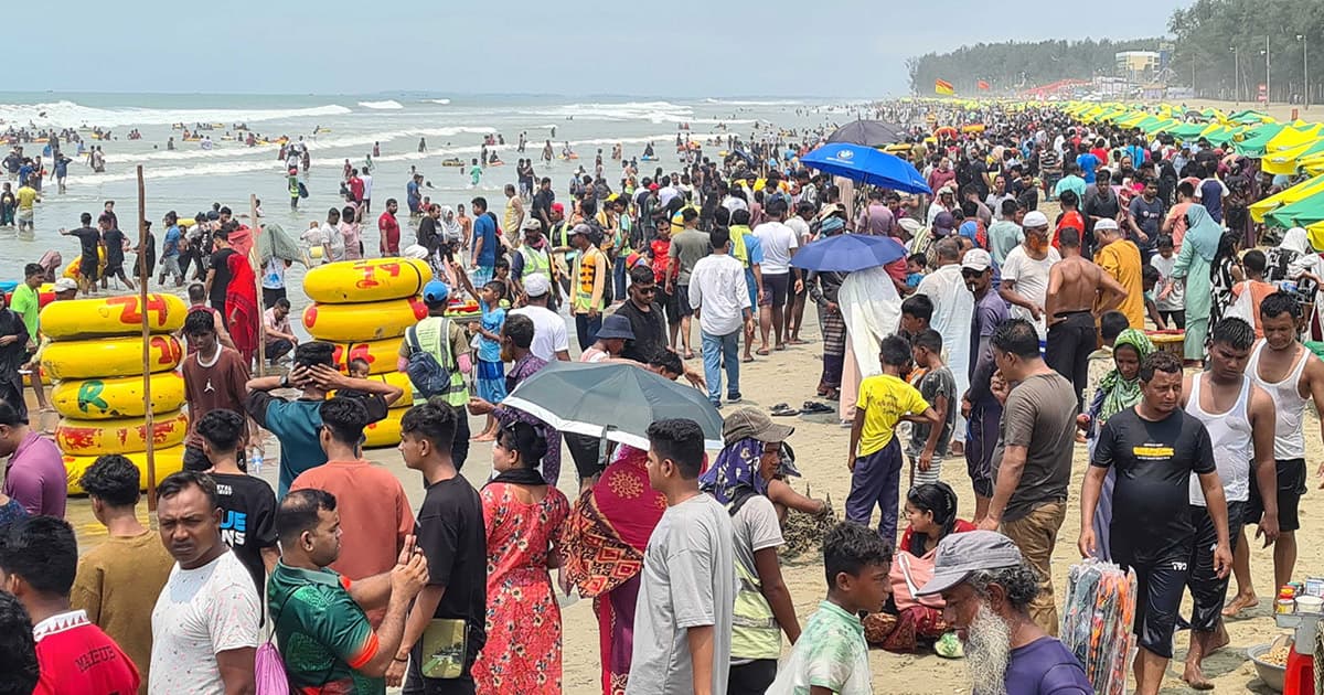 ঈদের ছুটিতে পর্যটকদের ঢলে মুখর সমুদ্র সৈকত