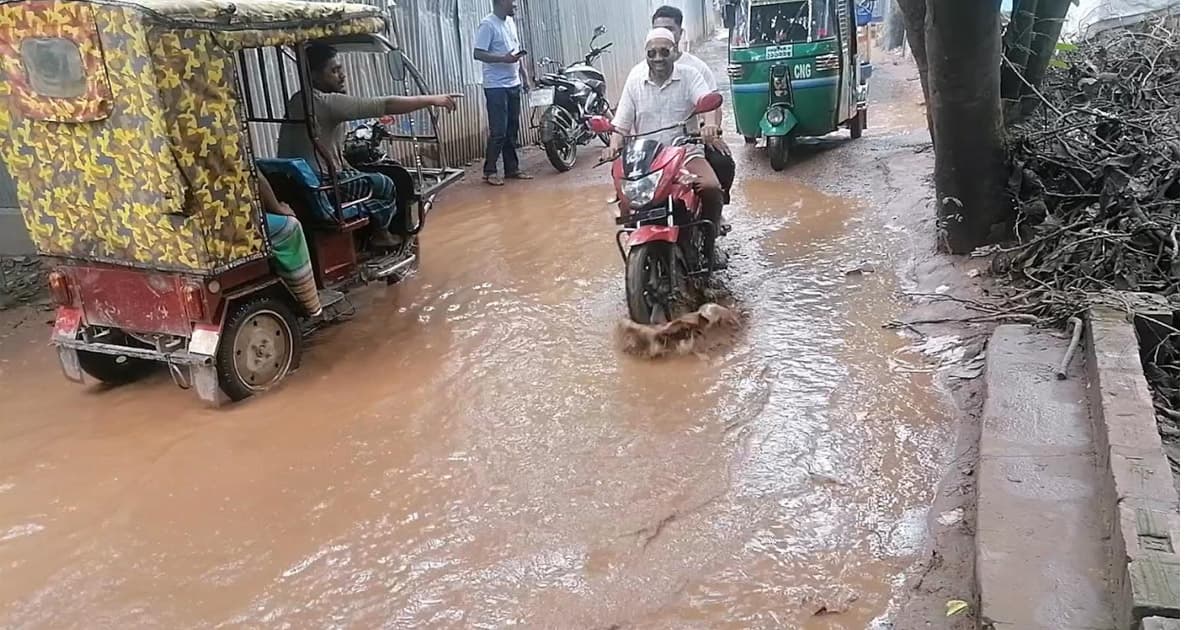 সোনারগাঁয়ে দড়িকান্দি-বাংলাবাজার সড়কটি যেন মরণ ফাঁদ