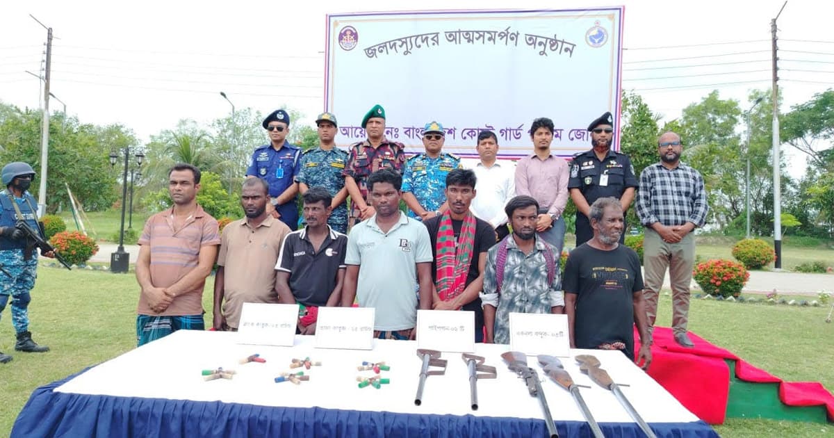 অস্ত্র ও গুলিসহ সাত বনদস্যুর আত্মসমর্পণ