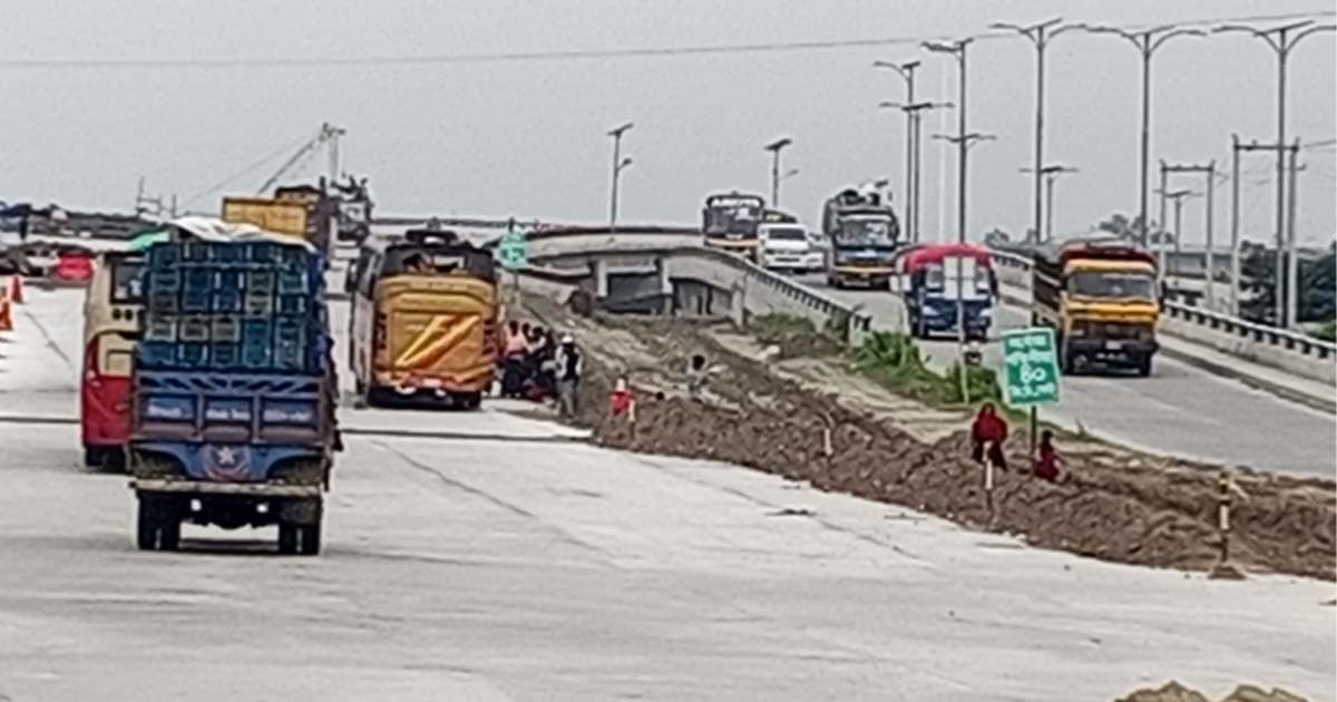 উল্লাপাড়ায় মহাসড়কে যানবাহনের চাপ থাকলেও নেই যানজট