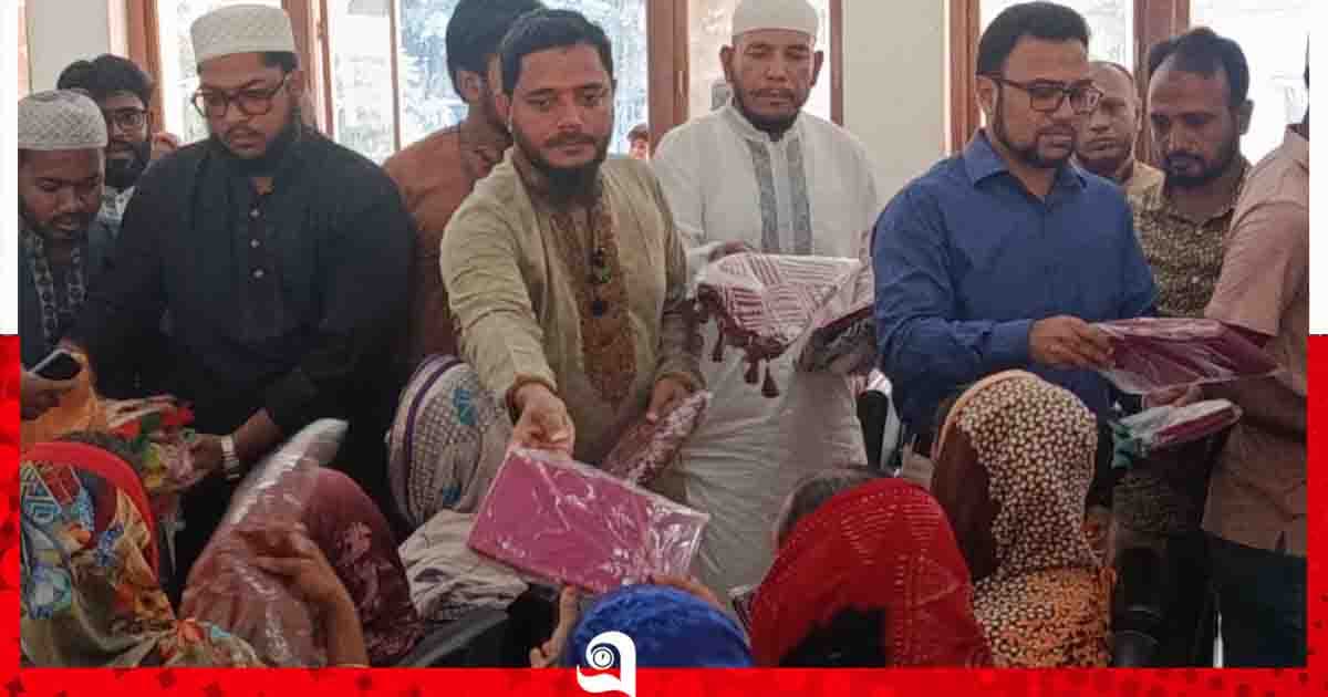 বাউফলে দুর্গাপূজা উপলক্ষে সনাতন ধর্মাবলম্বীদের মাঝে ৩০০ শাড়ি বিতরণ