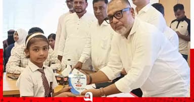 কোটালীপাড়ায় নজরুল বর্ষের প্রতিযোগিতায় বিজয়ীদের মধ্যে পুরস্কার বিতরণ