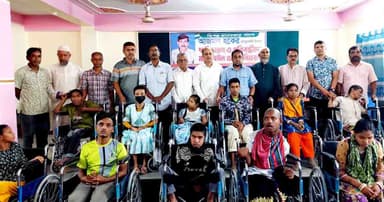 বীরগঞ্জে প্রতিবন্ধীদের মাঝে হুইলচেয়ার বিতরণ