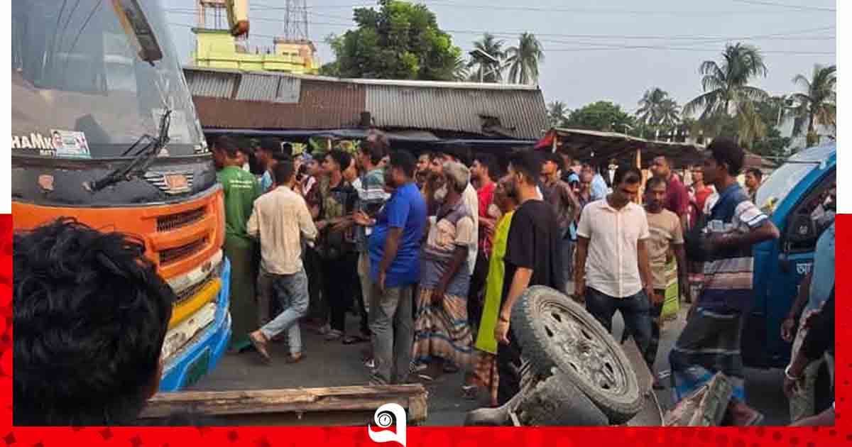 মোহনপুরে বাসের ধাক্কায় ভ্যানচালকসহ আহত ৪