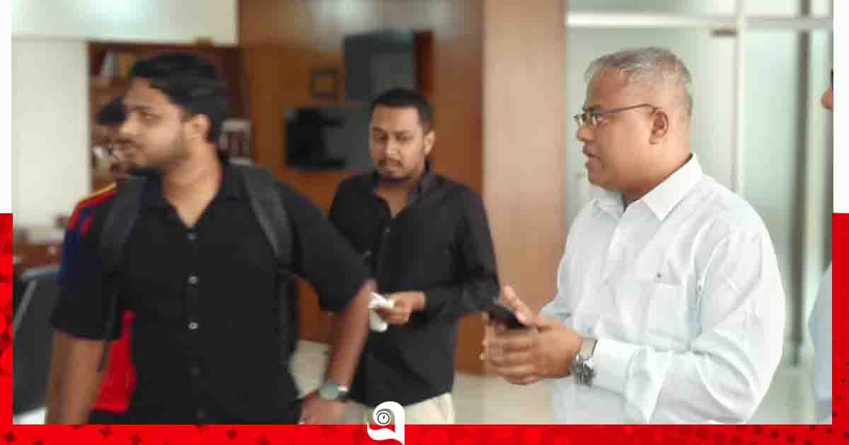 চুয়েটে তালা ভেঙে অফিসে ঢুকলেন নতুন উপাচার্য
