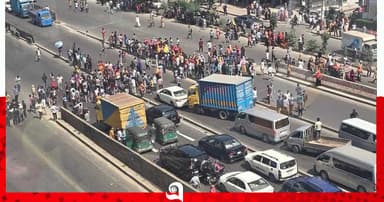 ৩০ হাজার টাকা ন্যূনতম বেতনের দাবিতে উত্তরায় পোশাক শ্রমিকদের অবরোধ