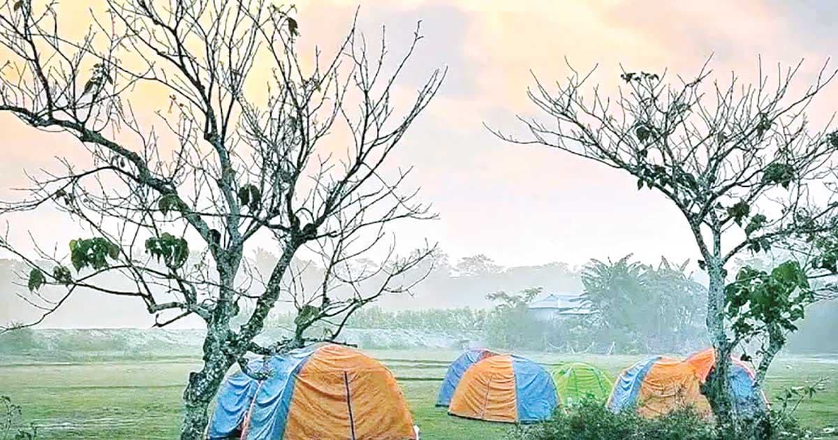 শীত আসতে না আসতেই কুয়াশায় মুড়ল মনপুরা