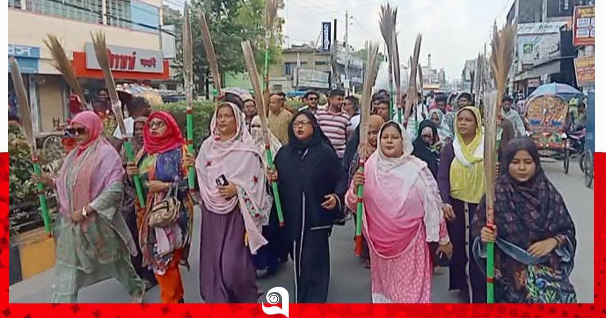 সংসদ সদস্য আমির হামজার বিরুদ্ধে ঝাড়ু মিছিল