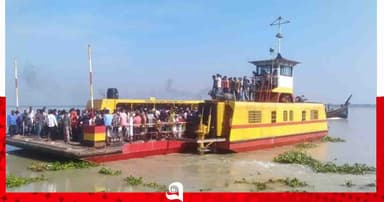 চলন্ত ফেরি থেকে পড়ে ট্রলার মাঝি নিখোঁজ, চলছে উদ্ধার অভিযান