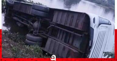 ঢাকা-চট্টগ্রাম মহাসড়কে মেডিকেল শিক্ষার্থীদের বাস খাদে, আহত ২০