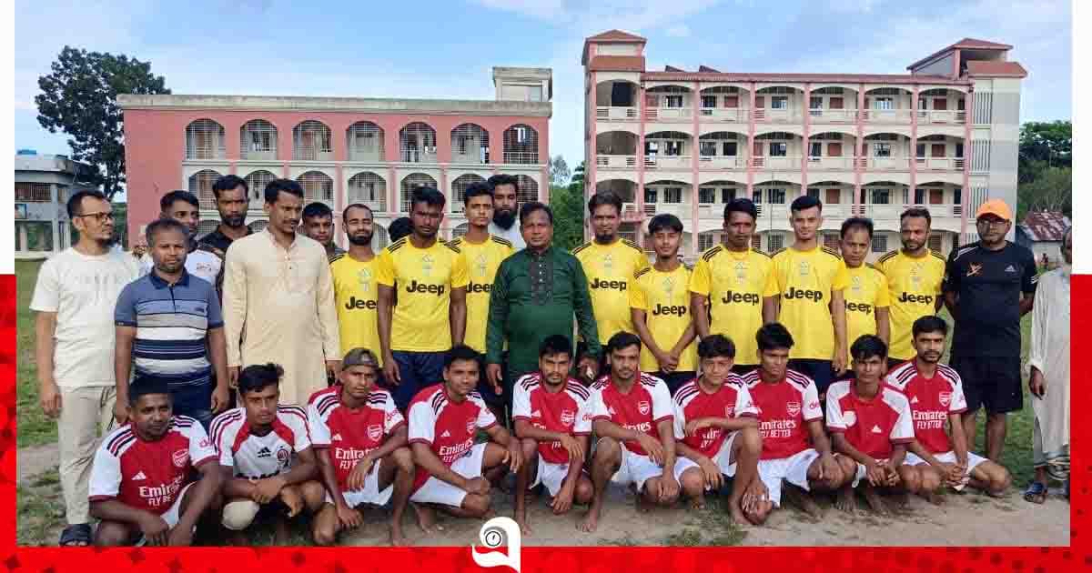 কোটালীপাড়ায় বিবাহিত ও অবিবাহিতদের প্রীতি ফুটবল ম্যাচ ড্র