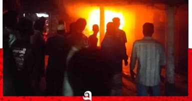 নাটোরের লালপুরে আগুনে পুড়ল গুদামসহ চার দোকান